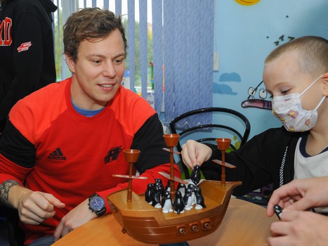 Фурх, Густафссон и Анелёв в гостях у юных болельщиков из ОДКБ