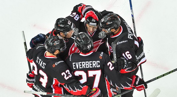 Зрелищно, надежно, эффективно! Игроки "Авангарда" - в хит-парадах лучших голов, сейвов и силовых приемов