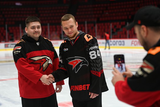 Массовые катания для 75 первых покупателей абонементов на матчи «Авангарда» в сезоне 2025/26 с Михаилом Гуляевым