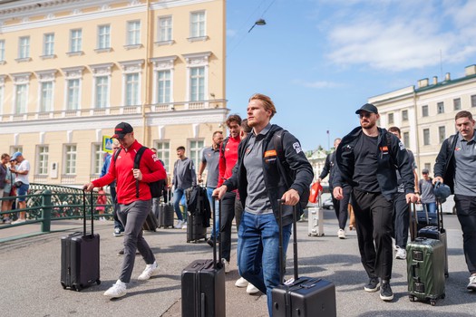 «Авангард» прилетел в Санкт-Петербург