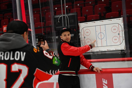 Массовые катания для 75 первых покупателей абонементов на матчи «Авангарда» в сезоне 2025/26 с Михаилом Гуляевым