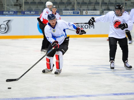 "Офисные Ястребы": вручение игровых свитеров и ледовая тренировка