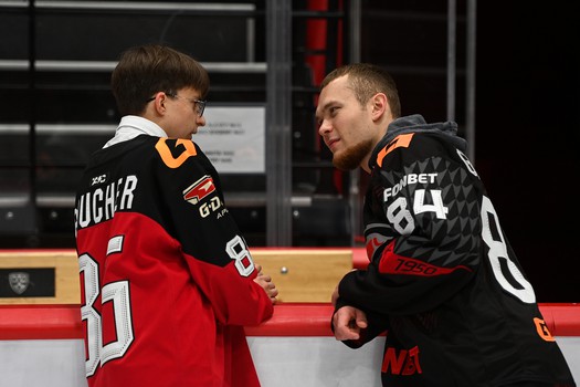 Массовые катания для 75 первых покупателей абонементов на матчи «Авангарда» в сезоне 2025/26 с Михаилом Гуляевым