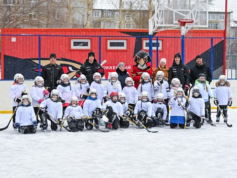 Уроки хоккея проходят в 10 школах Омска