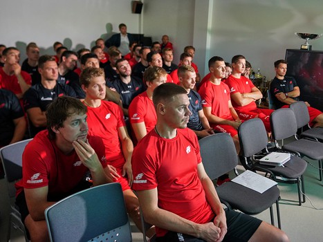 Первая тренировка Боба Хартли с "Авангардом"