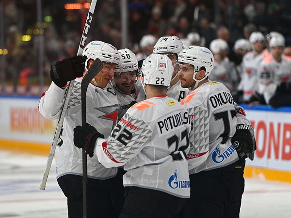 ПОСМОТРИ, ЧТО ТУТ НАДЕВАЕТ ЛУЧШИЙ ИГРОК | Победная раздевалка «Авангарда» после «Металлурга»