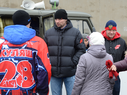 Денис Куляш помогает юным хоккеистам Омской области