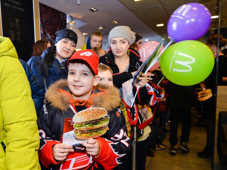 Автограф-сессия игроков "Авангарда" в "Макдоналдс"