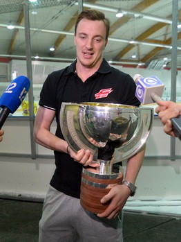 Сергей Калинин с Кубком чемпионов мира в Омске. День 1