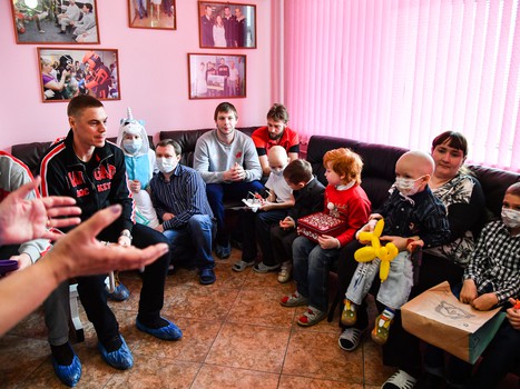 "Авангард" поздравил юных болельщиков из ОДКБ с наступающим Новым годом