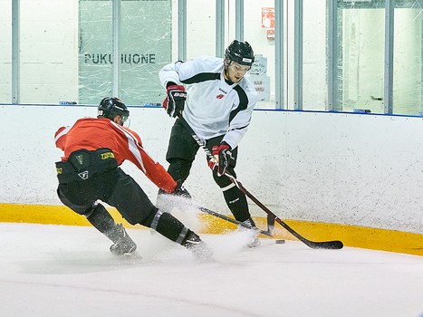 Тренировка "Авангарда" перед первым матчем на сборе