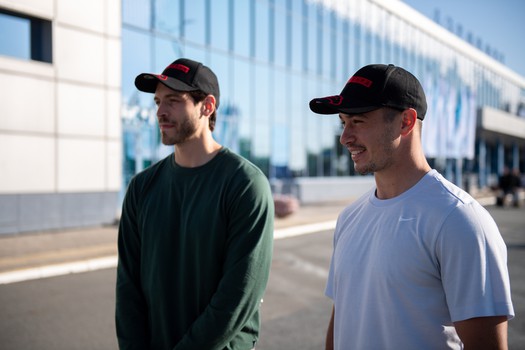 Джозеф Чеккони и Эндрю Потуральски прилетели в Омск