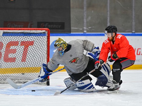 Олег Микульчик на тренировке «Авангарда»
