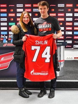 Вручение новогодних свитеров