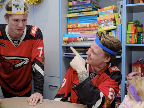 Новогодние подарки для юных болельщиков