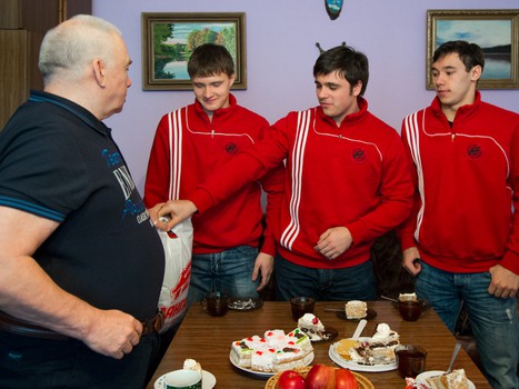 "Омские Ястребы" в гостях у ветеранов омского хоккея