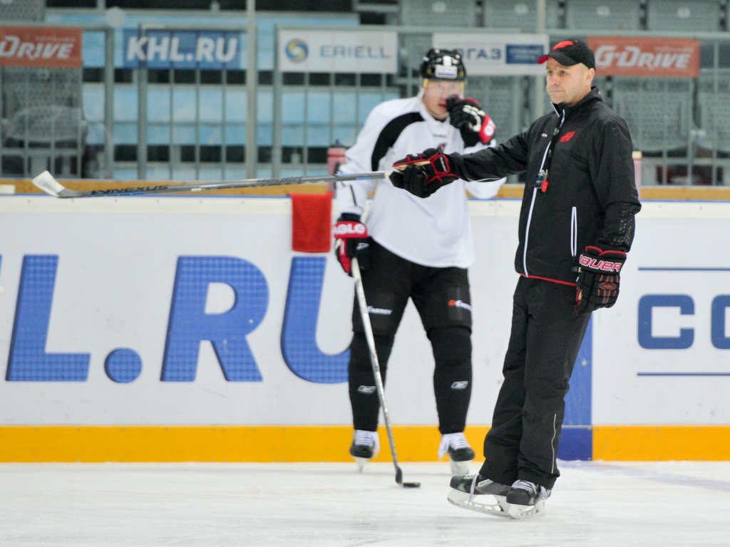Сергей Гусев тренируется в основном составе перед матчем с "Витязем"