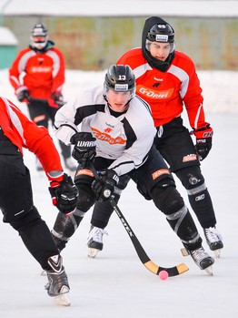 "Авангард" сыграл в хоккей с мячом под открытым небом