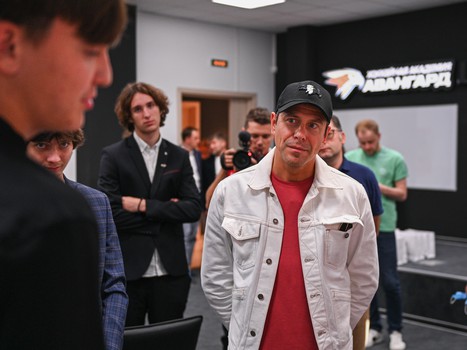 Александр Крылов на G-Drive Арене и в Хоккейной Академии «Авангард»