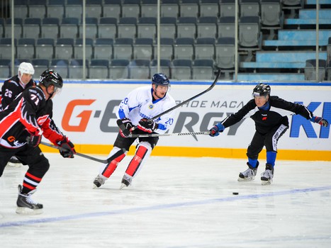 "Офисные Ястребы": вручение игровых свитеров и ледовая тренировка