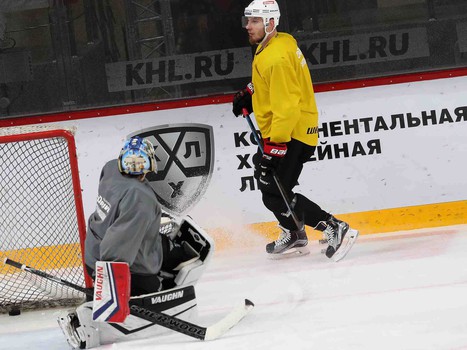 «Авангард» возобновил тренировки. Первое занятие по катанию