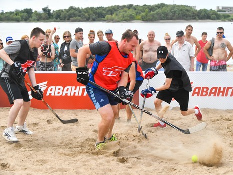 Жаркий хоккей: в Омске состоялся третий "Кубок Авангарда" по хоккею на песке