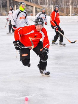 "Авангард" сыграл в хоккей с мячом под открытым небом