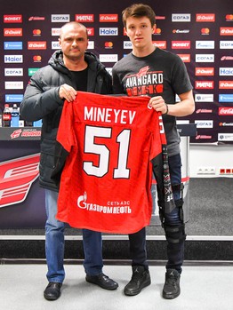 Вручение новогодних свитеров