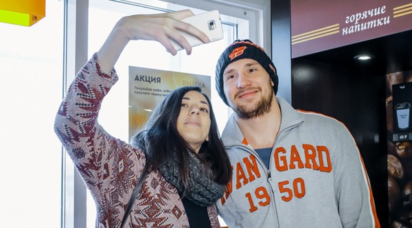 Хоккеисты "Авангарда" сыграли с омичами в настольный хоккей и поработали на заправке