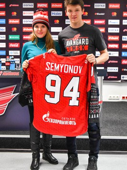 Вручение новогодних свитеров