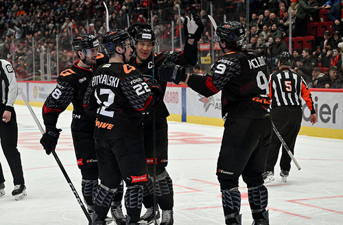 КЛЮШКА, ШАЙБА И РАЗГРОМ | Победная раздевалка «Авангарда» после матча с «Драконами»