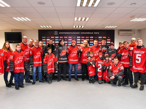 Вручение новогодних свитеров