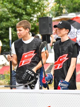 Жаркий хоккей: в Омске состоялся третий "Кубок Авангарда" по хоккею на песке