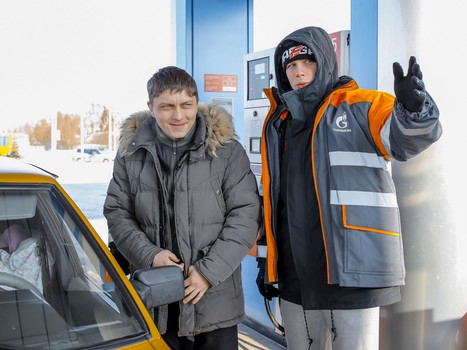 Хоккеисты "Авангарда" сыграли с омичами в настольный хоккей и поработали на заправке