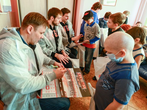 Сумманен, Калинин и Гончаров в гостях у юных пациентов ОДКБ