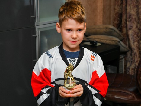 Новогоднее чудо «Авангарда» #1: «Омские Ястребы» навестили маленького хоккеиста