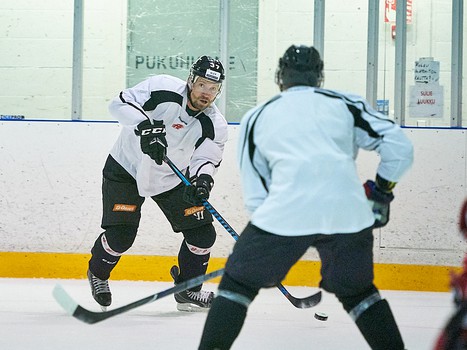 Тренировка "Авангарда" перед первым матчем на сборе