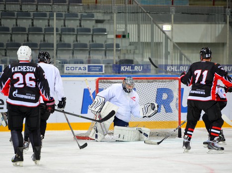 "Офисные Ястребы": вручение игровых свитеров и ледовая тренировка