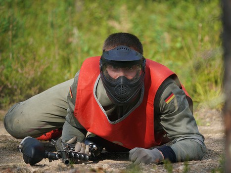 Братья по оружию. Игроки, тренеры и персонал "Авангарда" сыграли в пейнтбол