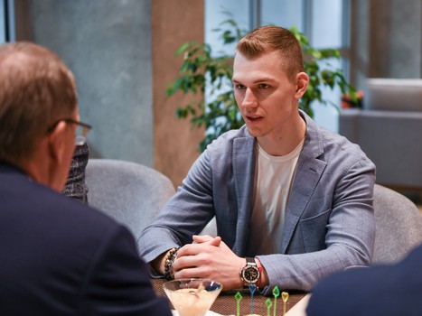 Встреча обладателя Кубка Гагарина Кирилла Семёнова и губернатора Александра Буркова в Академии «Авангард»