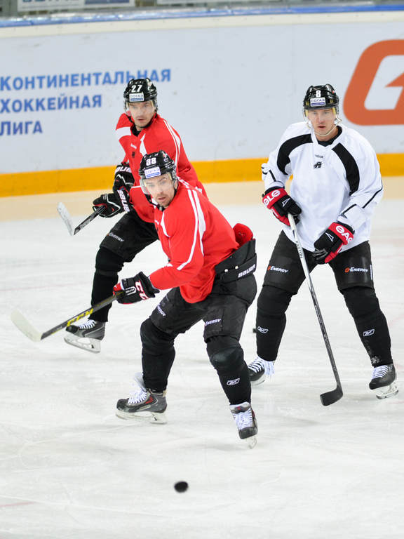 Сергей Гусев тренируется в основном составе перед матчем с "Витязем"