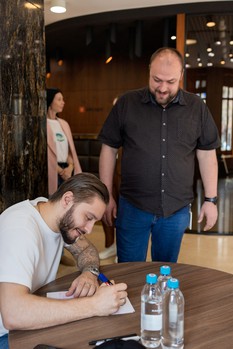 Договорённость о продлении контракта и автограф-сессия Семёна Чистякова в «Айсорс»