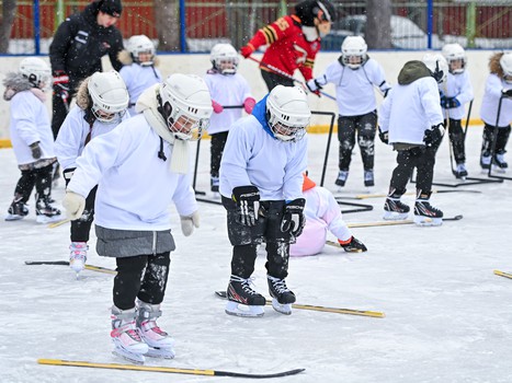 Уроки хоккея проходят в 10 школах Омска