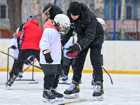 Уроки хоккея проходят в 10 школах Омска