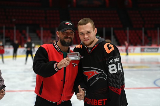 Массовые катания для 75 первых покупателей абонементов на матчи «Авангарда» в сезоне 2025/26 с Михаилом Гуляевым