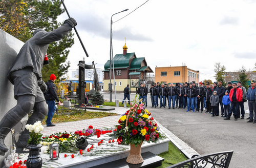 «Мечта у него была – играть в хоккей». «Авангард» почтил память Алексея Черепанова (ВИДЕО)