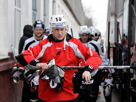 Тренировка "Авангарда" на открытом льду