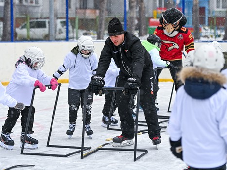 Уроки хоккея проходят в 10 школах Омска