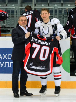 "Офисные Ястребы": вручение игровых свитеров и ледовая тренировка