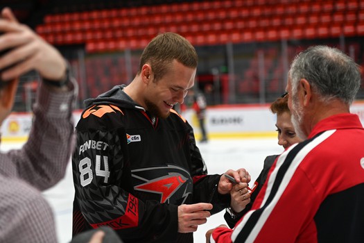 Массовые катания для 75 первых покупателей абонементов на матчи «Авангарда» в сезоне 2025/26 с Михаилом Гуляевым